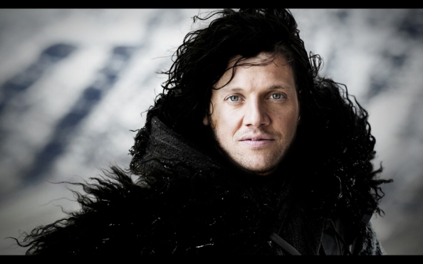 Nassem Al fakir som Jon Snow i Svenska Game of thrones